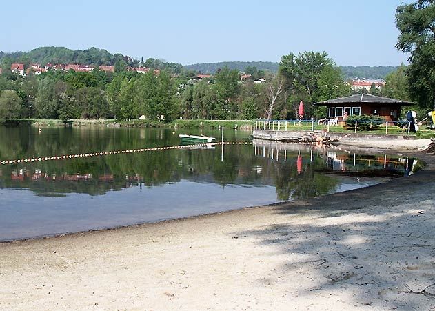 Noch ruht er still, der Schleichersee. Am 1.Mai beginnt hier die Freibadsaison 2015.