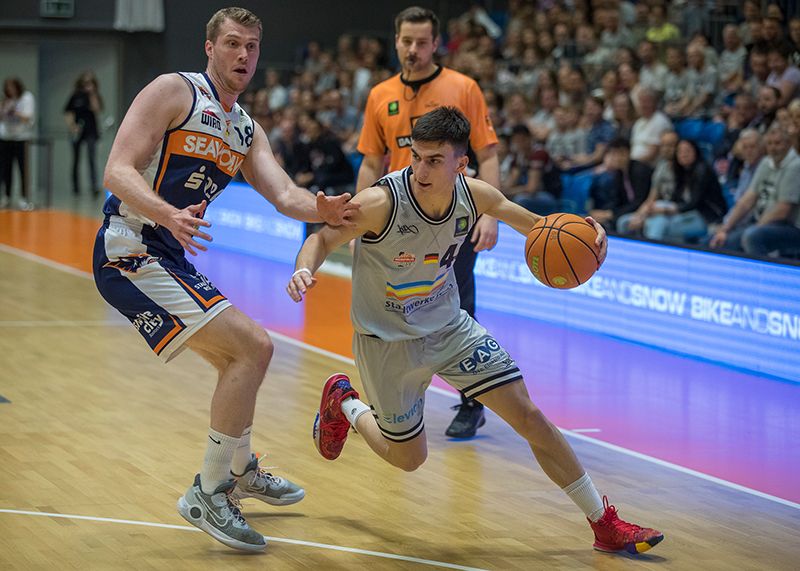 Im Duell der Jenaer Topscorer Vuk Radojicic mit dem Rostocker Till Gloger.