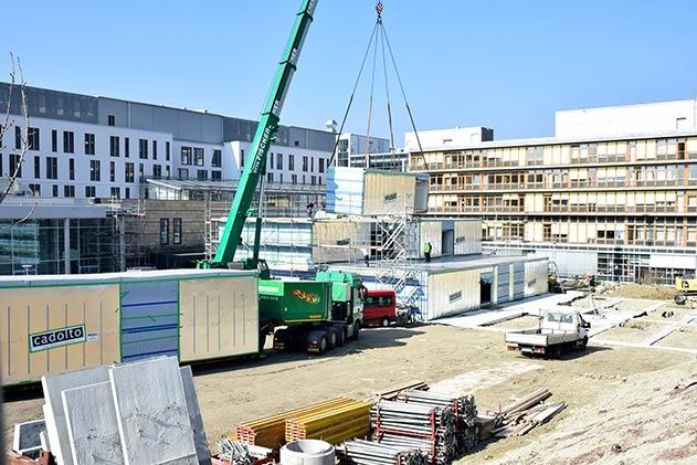Der Bau des neuen Bettenhauses geht in großen Schritten voran. Ein 200-Tonnen-Kran montiert zurzeit 63 Raumzellen vor dem jetzigen Haupteingang des Universitätsklinikums Jena.