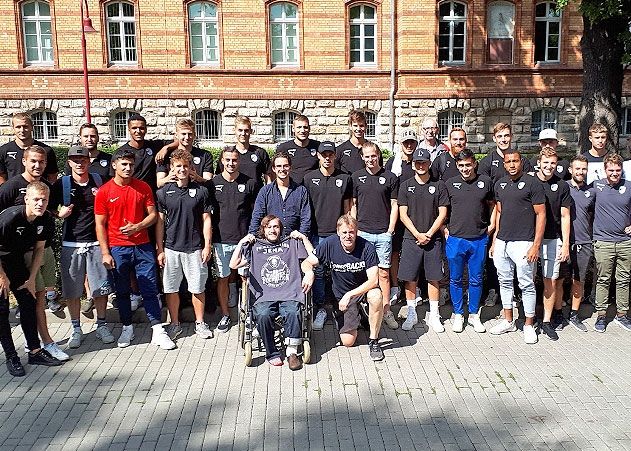 Die Besucher des Gartenfestes staunten nicht schlecht, als plötzlich die Mannschaft des FC Carl Zeiss Jena auf dem Kliniksgelände stand.