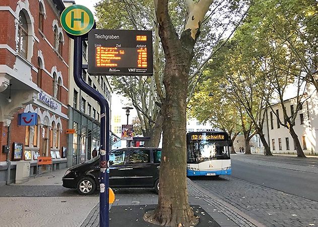 Die Busse der Linie 12 (Teichgraben – Göschwitz) fahren in beide Richtungen entlang ihrer regulären Route über die Schrödingerstraße.