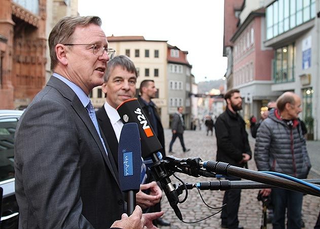 Sagen Gauck-Besuch ab: Thüringens Ministerpräsident Bodo Ramelow und OB Albrecht Schröter vor der Stadtkirche in Jena.