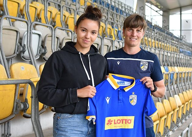 FCC-Trainerin Anne Pochert begrüßt Samira Sahraoui in Jena.