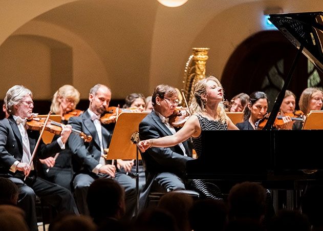 Das Orchester mit der Solistin Lise de la Salle am Konzertflügel.