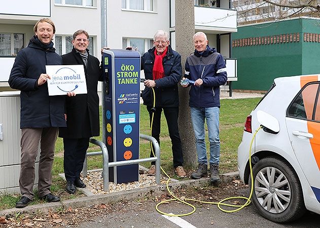 V.l.n.r.: Die Einweihung der Ladesäule mit Denis Peisker (als Schirmherr des Projektes „Elektromobilität für Jena 2030“), Roland Bak (Leiter Technisches Management bei jenawohnen), Volker Blumentritt (Lobedas Ortsteilbürgermeister) und Matthias Stüwe (Projektleiter Elektromobilität bei den Stadtwerken Energie).