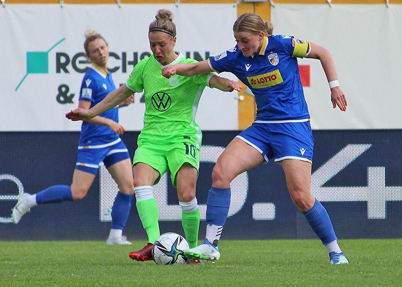 Im Zweikampf Jenas Verena Volkmer mit der Wolfsburgerin Svenja Huth.