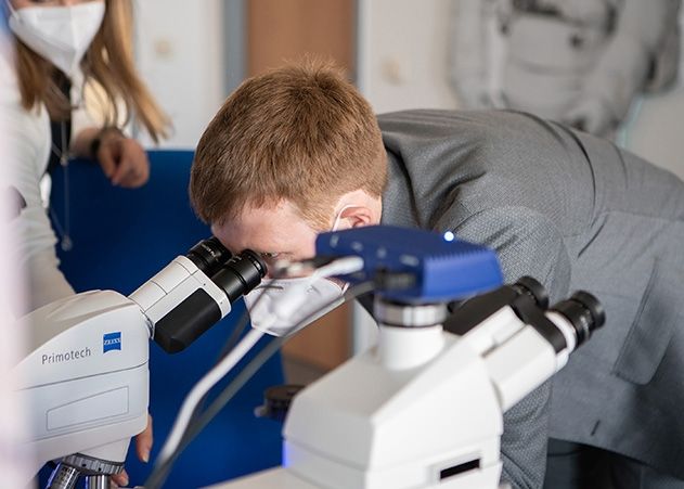 Mit den neuen Mikroskopen können Schüler sogar Meteoritengestein von Mond und Mars untersuchen.