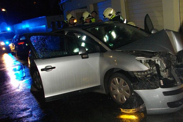 Ein Auto ist am Montagabend in Jena-Nord von der Fahrbahn abgekommen und gegen eine Garagenwand gekracht. Der Fahrer starb noch an der Unfallstelle.