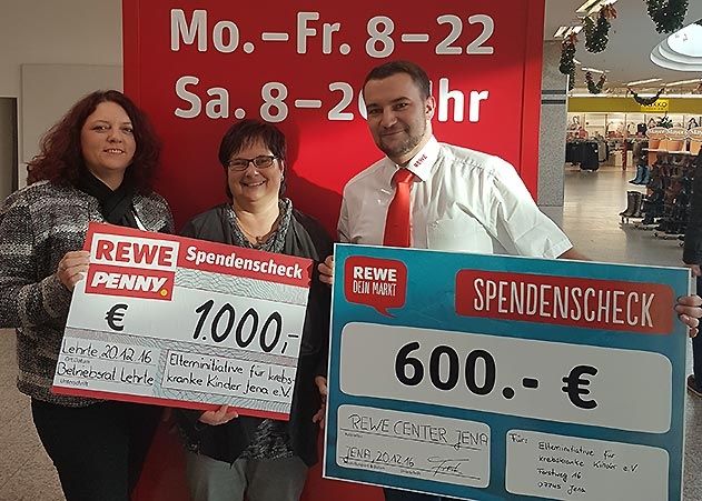 Spende übergeben: REWE-Betriebsratsmitglied Jana Schlüter, EKK-Geschäftsführerin Katrin Mohrholz  und Marktmanager Christian Friebe.