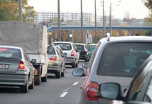 Die Fußgängerbrücke über die Stadtrodaer Straße wird bald Geschichte sein.