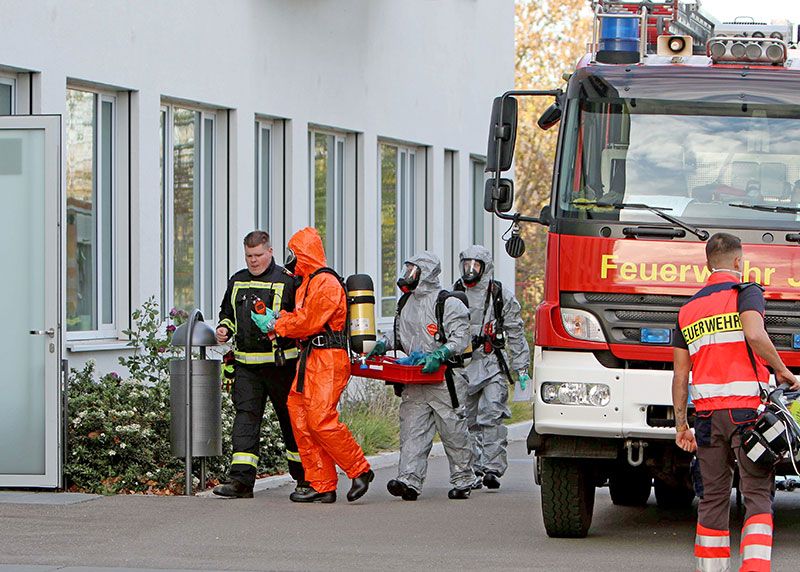 Die Flüssigkeit wurde von den Einsatzkräften der Feuerwehr geborgen und Proben für die weitere Analyse entnommen. Der betroffene Raum wurde versiegelt.