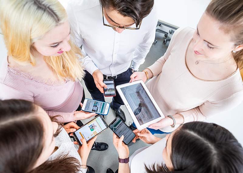 Studierende der EAH Jena informieren sich online über die Angebote der Hochschule.