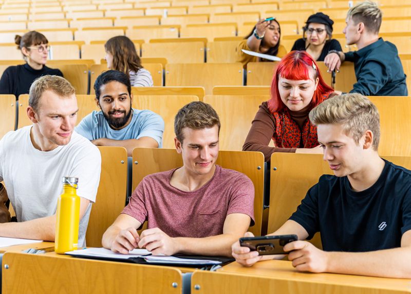 Studierende im Hörsaal der EAH Jena.
