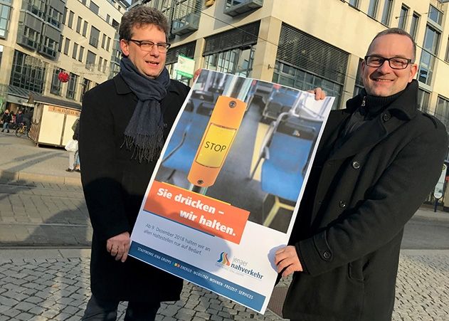 Halten nur noch bei Bedarf: Der Geschäftsführer des Jenaer Nahverkehrs Andreas Möller (rechts im Bild) und der Vertriebsleiter Markus Würtz stellen die Kampagne vor.