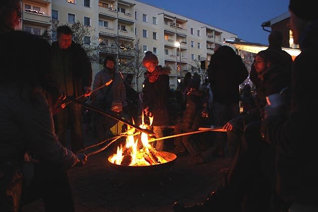„Rudolfs Weihnachtsmarkt“ in Lobeda-Ost: Am Abend konnte man sich am Lagerfeuer aufwärmen und gleich ein paar Marshmallows über den Flammen rösten.