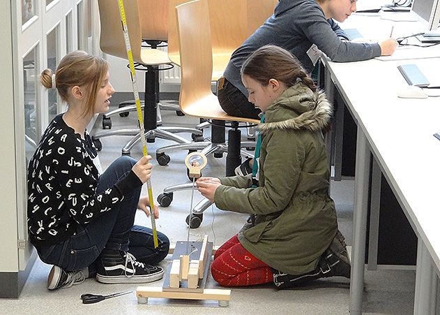 Schülerinnen beim Experimentieren: Am 27. April findet an der EAH der „Girls‘ Day 2017“ statt.