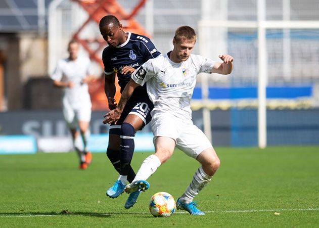 Trotz der 1:0 Führung durch Jenas Dominik Bock (hier im Zweikampf mit dem Duisburger Leroy-Jacques Mickels) verliert der FCC am Ende erneut.