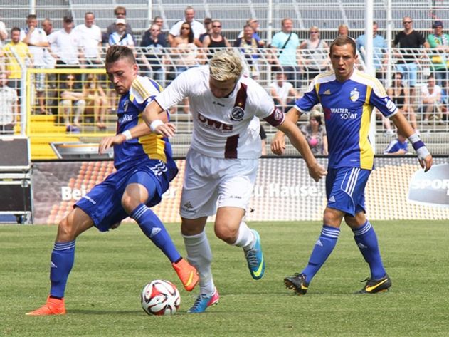 Jenas Yves Brinkmann im Duell mit dem BFC-Kapitän Björn Brunnemann.