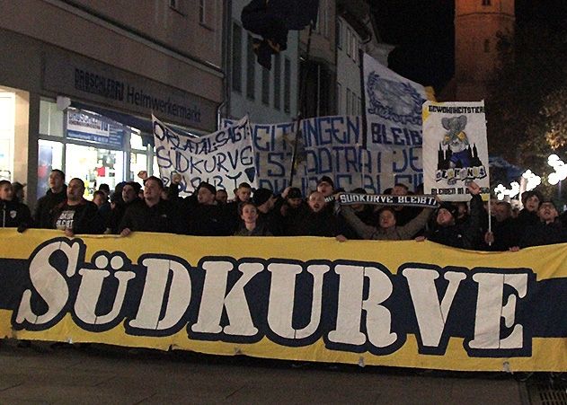 Fans des FC Carl Zeiss Jena hatten vor dem Entscheid bei einer Demo in der Jenaer Innenstadt den Erhalt der Südkurve gefordert.