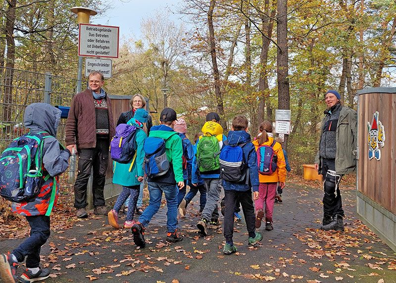 Kinder der zweiten Klasse der Südschule werden von den Pädagogen Andy Most, Dr. Sabine Kopf und Sebastian Göring im Schullandheim Stern empfangen.