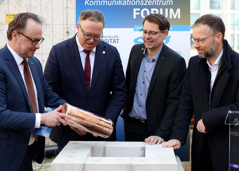 Der Grundstein ist gelegt: Uni-Präsident Prof. Dr. Andreas Marx, Ministerpräsident Mario Voigt, Dr. Felix Streiter (Geschäftsführer der Carl-Zeiss-Stiftung) und OB Dr. Thomas Nitzsche.