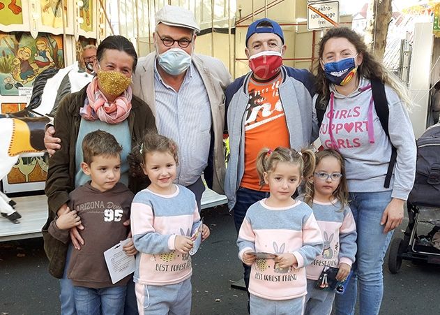 Patenonkel Professor Ekkehard Schleußner (mitte) besuchte mit den Jenaer Vierlingen und ihren Eltern Vebi und Oltjana Keta (rechts im Bild) den Rummel.