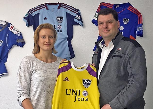 Die 28-jährige Essenerin wird ab sofort den Bundesliga-Kader des FF USV Jena verstärken. Im Bild Präsident Falk Buchmann nach der Unterschrift mit Neuzugang Kathrin Längert.