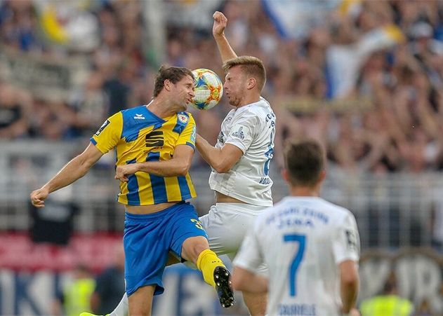 Kopfball-Duell zwischen dem Jenaer Ole Käuper und dem Braunschweiger Nick Proschwitz.