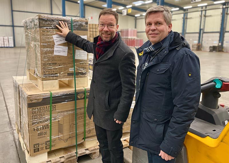 Oberbürgermeister Thomas Nitzsche und Geschäftsführer der Kontinent Spedition Thomas Rödiger vor einem Teil der gespendeten Hilfsgüter.