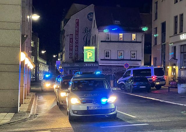 Ob die Randale in der Krautgasse mit den am Abend stattgefundenen Demos in Verbindung steht, ist derzeit noch unklar.