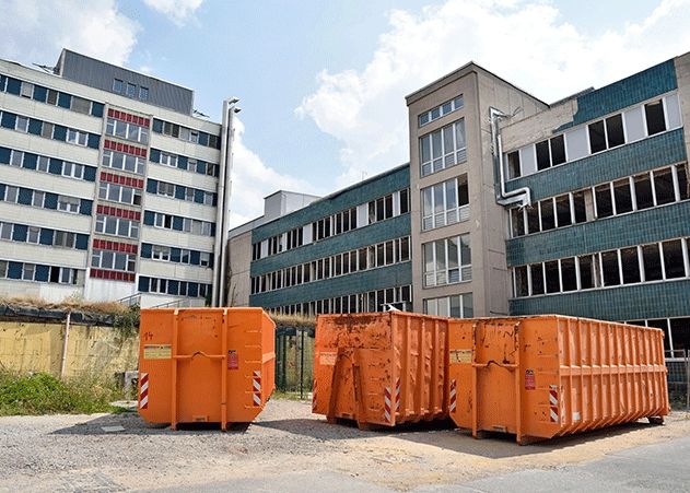 Aktuelle Außenansicht auf das Gebäude der Klinik für Innere Medizin in Lobeda.