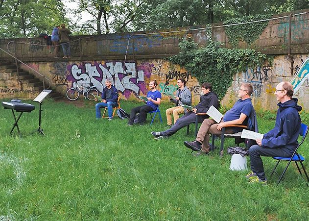 Eine Chorprobe des Collegiums Vocale auf dem Jenaer Friedensberg.