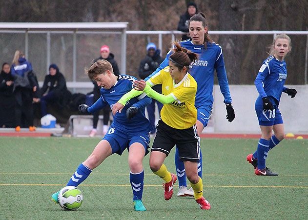 Im Zweikampf Jenas Spielführerin Susann Utes (l.) und die Saarbrückerin Rie Nishibayashi.