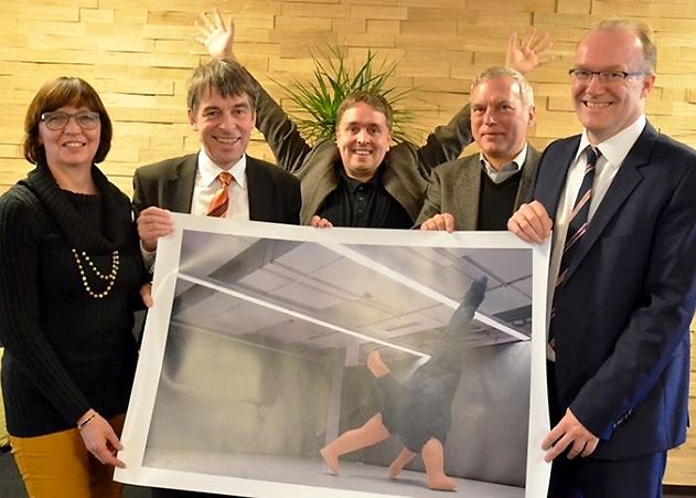 Dr. Ines Zaremba (Stadtwerke), OB Dr. Albrecht Schröter, Sebastian Jung, Bernd Vorjans (Jenakultur) und Stadtwerke-Geschäftsführer Thomas Dirkes präsentieren ein Bild des Künstlers.