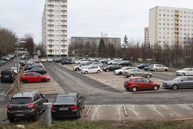 Sobald das Parkhaus am Uniklinikum Lobeda eröffnet wird, kann auf dieser Parkfläche an der Erlanger Allee/Ecke Kastanienstraße jenawohnen ein Mehrzweck-Hochhaus errichten. Das UKJ will hier einen Großteil seiner Verwaltung stationieren.