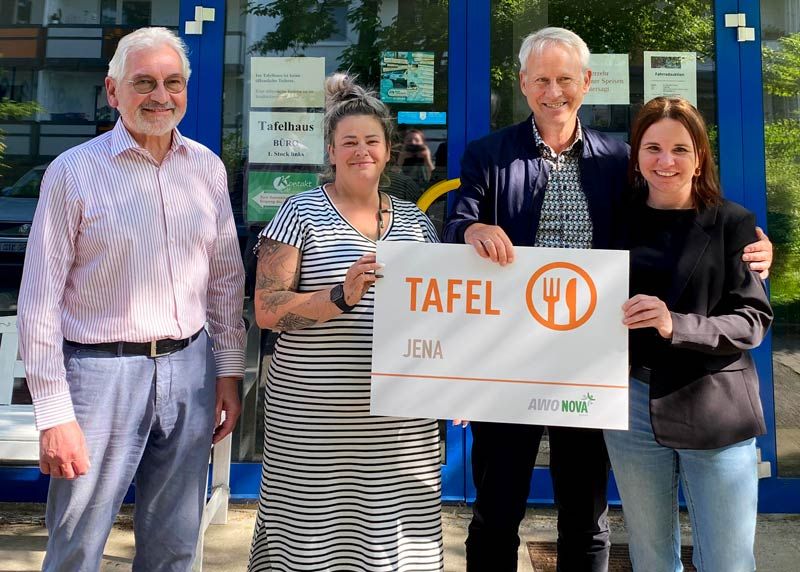 v.l.n.r. Manfred Müller (Vorstandsvorsitzender der Tafel Jena), Katja Pfeifer (Einrichtungsleiterin), Frank Albrecht (Geschäftsführer der Nova gGmbH) und Heide Broda (stellvertretende Vorstandsvorsitzende des AWO-Regionalverbandes Mitte-West-Thüringen e.V.).