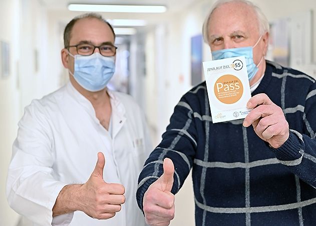 Ulrich Matthes (rechts) hat von Prof. Oliver Weingärtner, Oberarzt der Jenaer Kardiologie, seinen Herzinfarkt-Nachsorgepass erhalten.