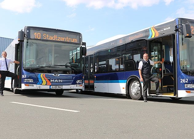 Auf Testfahrt mit den nigelnagelneuen Bussen: Jens Engelhardt (links im Bild) und Mark Neugebauer vom Jenaer Nahverkehr.