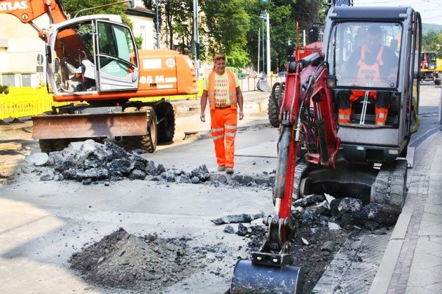 Das Gleisdreieck Kupferhütchen erhält komplett neue Weichen und Anschlussschienen. Bis 19. September sollen laut Bauplan die Arbeiten beendet werden.
