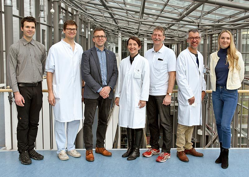 Das Team des JenaAllergieCentrums: Michael Rose (Oberarzt im Institut für Klinische Chemie und Laboratoriumsdiagnostik), Michael Lorenz (Oberarzt in der Kinderklinik), Dr. Jörg Tittelbach (kommissarischer Direktor der Hautklinik), PD Dr. Katharina Geißler (Oberärztin in der HNO-Klinik), Prof. Dr. Hans Proquitté (kommissarischer Direktor der Kinderklinik), Prof. Dr. Orlando Guntinas-Lichius (Direktor der HNO-Klinik) und Dr. Laine Ludriksone-Grasser (Fachärztin in der Hautklinik) (v.l.n.r.).