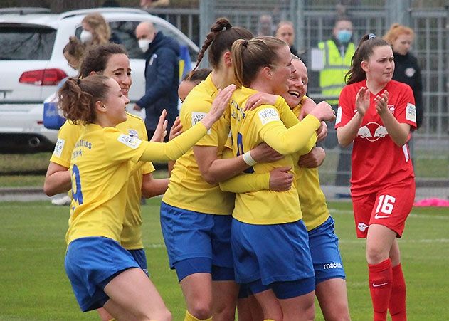 Großer Jubel im Paradies: Die Frauen des FC Carl Zeiss Jena können auch gegen die Spitzenmannschaft von RB Leipzig siegen.