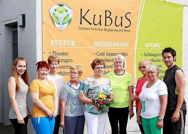 Die 100.000 Besucherin im KuBuS, Christina John (Mitte), im Kreise ihres Sportkurses.