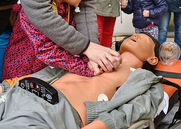Das Reanimationsausbildungsteam des UKJ schult Interessierte beim Aktionstag am 19.9. auch in Herzdruckmassage.