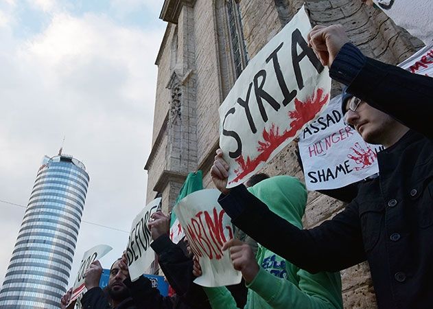 Mit einer Kundgebung vor der Stadtkirche in Jena machten syrische Flüchtlinge am 13.01.2016 auf die dramatische Situation in ihrem Heimatland aufmerksam. Eine Ringvorlesung an der Universität Jena widmet sich ab 20. April den rechtlichen Fragen rund um Flucht, Asyl und Integration.