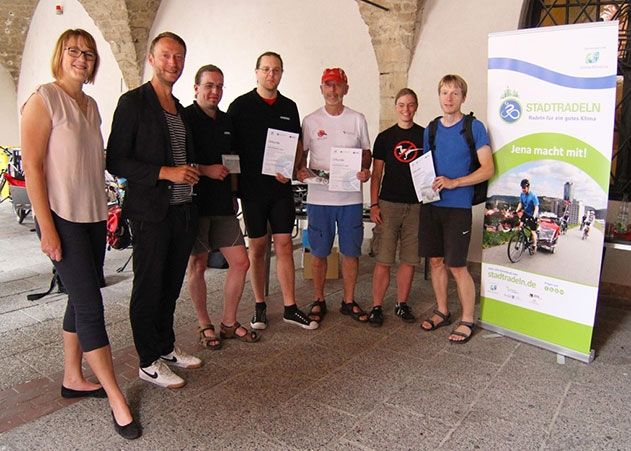 V.l.n.r.: Ulrike Zimmermann (Radverkehrsbeauftragte der Stadt Jena), Dezernent Denis Peisker, Team Layertec GmbH Mellingen (2. Platz), Team Paradies - BIUS Pedal (1. Platz) und Team Cul de la Course (3. Platz).