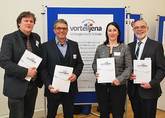 Koordiniert wird das Netzwerk „VorteilJena“ von den Antragstellern Prof. Dr. Bernhard Strauß und PD Dr. Uwe Berger vom Universitätsklinikum Jena, Prof. Dr. Heike Kraußlach von der Ernst Abbe-Hochschule Jena (v.l.). Jenas Bürgermeister für Familie, Bildung & Soziales, Frank  Schenker (rechts), nennt das Netzwerk einen „Glücksfall“ für Jena.