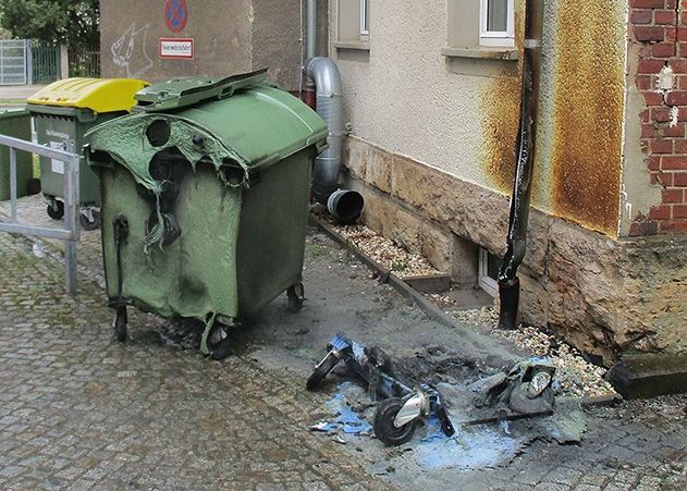 Am Sonntag wurden am Ökologischen Institut der Uni Jena mehrere Mülltonnen angezündet.