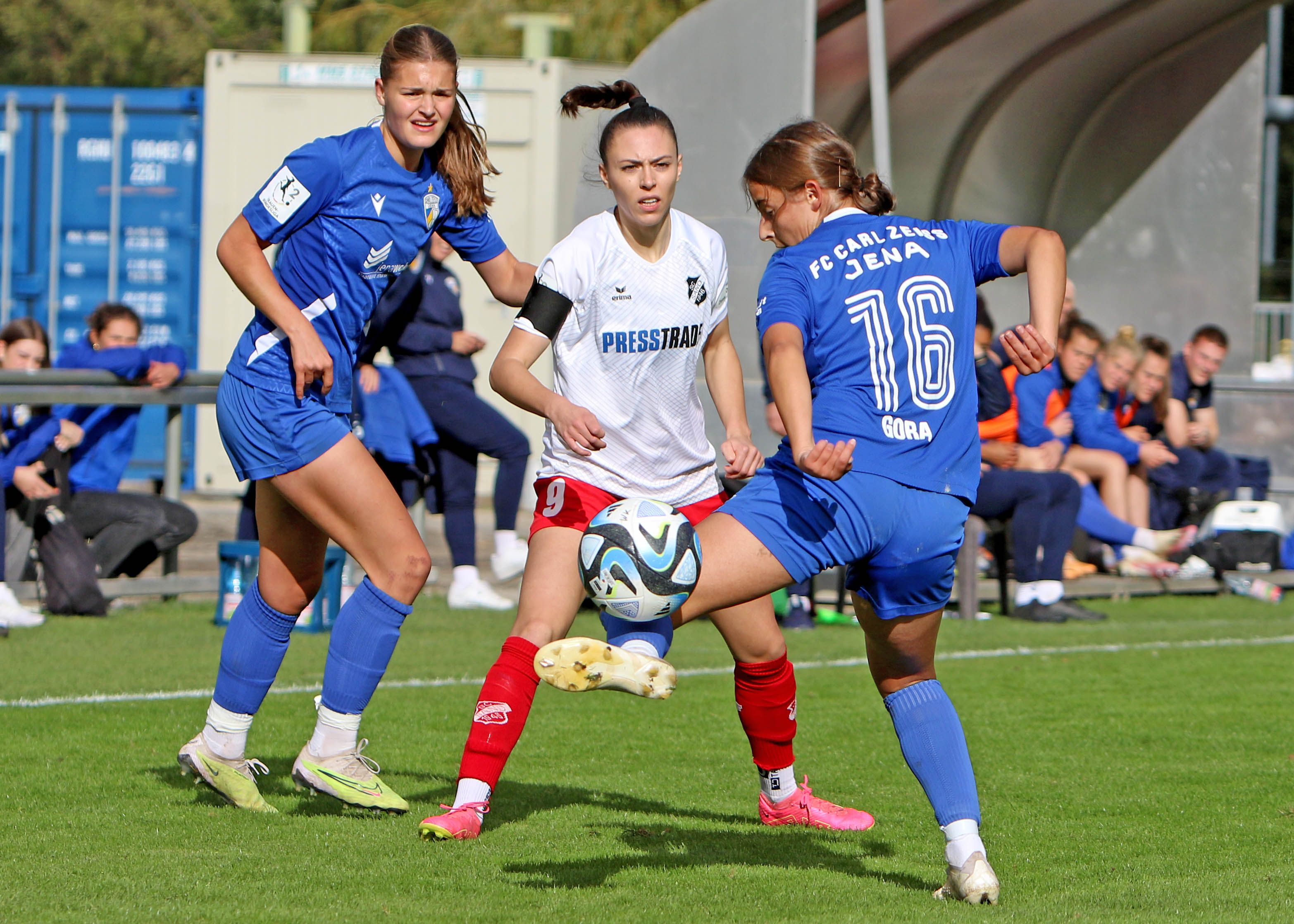 Im Duell Jenas Lisa Gora mit der Sandnerin Leonie Kreil.