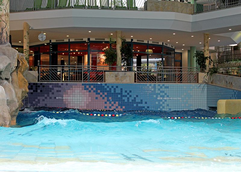 Wellenbecken im Freizeitbad GalaxSea: In der Schließzeit wird das Wasser in den Becken abgelassen, so dass u.a. Reparaturen an Fliesen und Fugen durchgeführt werden können.