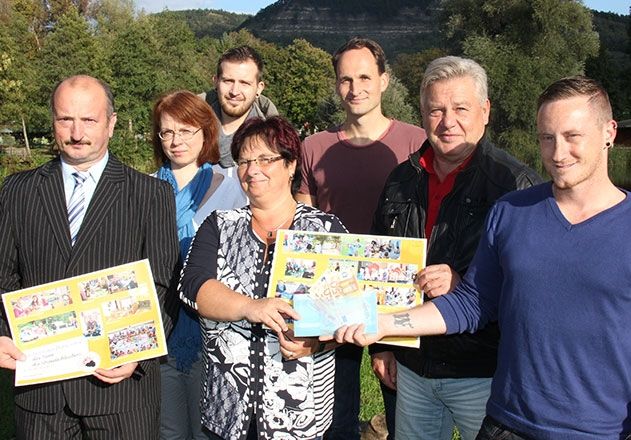 Spendenübergabe mit Hans-Uwe Schramm (Godyo), Antje Lorbeer (Godyo), Michael Henning (Bädergesellschaft), Katrin Mohrholz (Elterninitiative für krebskranke Kinder), Heiko Ritzmann (USV, Abteilung Kanu), Wolfgang Weiß (Bädergesellschaft) und Markus Nattermüller (Bädergesellschaft).